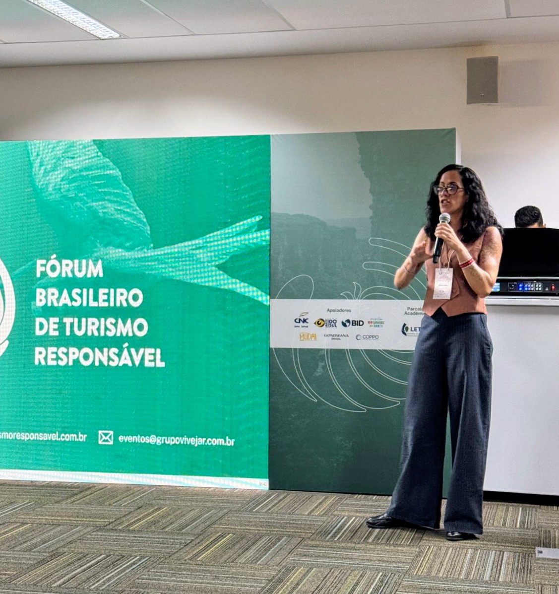 Vanessa palestrando no Fórum Brasileiro de Turismo Responsável